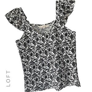LOFT NWOT BLACK & WHITE FLORAL TOP FLUTTER CAP SLEEVES | SIZE: SMALL